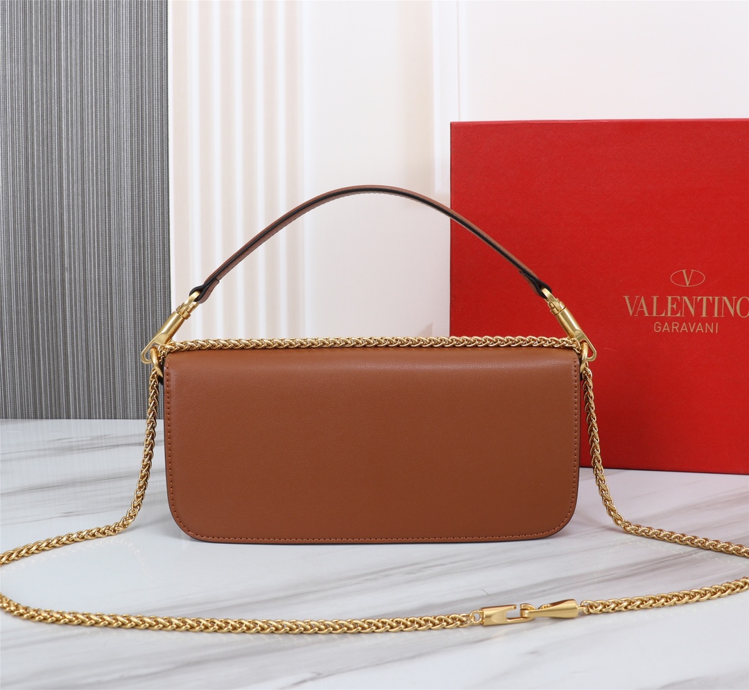 全新valent**** Garavani #Loco 手袋，为你点亮新年造型灵感。·金属链条和细腻皮革