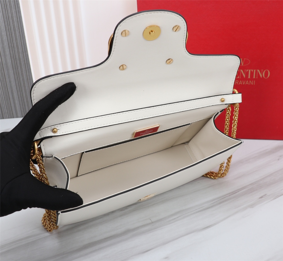 全新valent**** Garavani #Loco 手袋，为你点亮新年造型灵感。·金属链条和细腻皮革