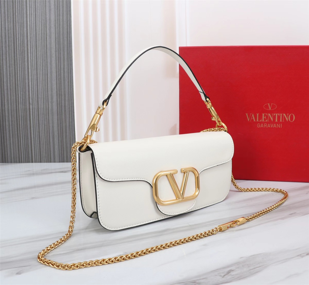 全新valent**** Garavani #Loco 手袋，为你点亮新年造型灵感。·金属链条和细腻皮革