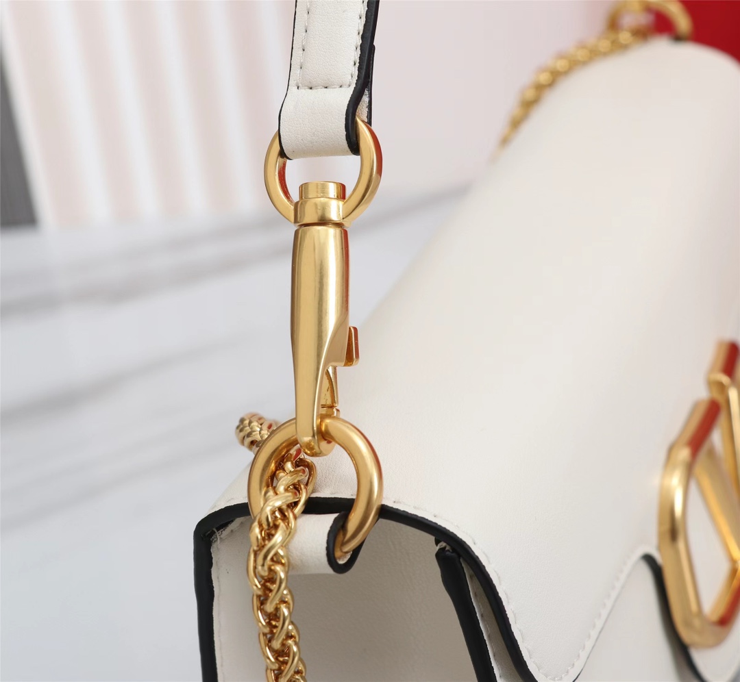 全新valent**** Garavani #Loco 手袋，为你点亮新年造型灵感。·金属链条和细腻皮革