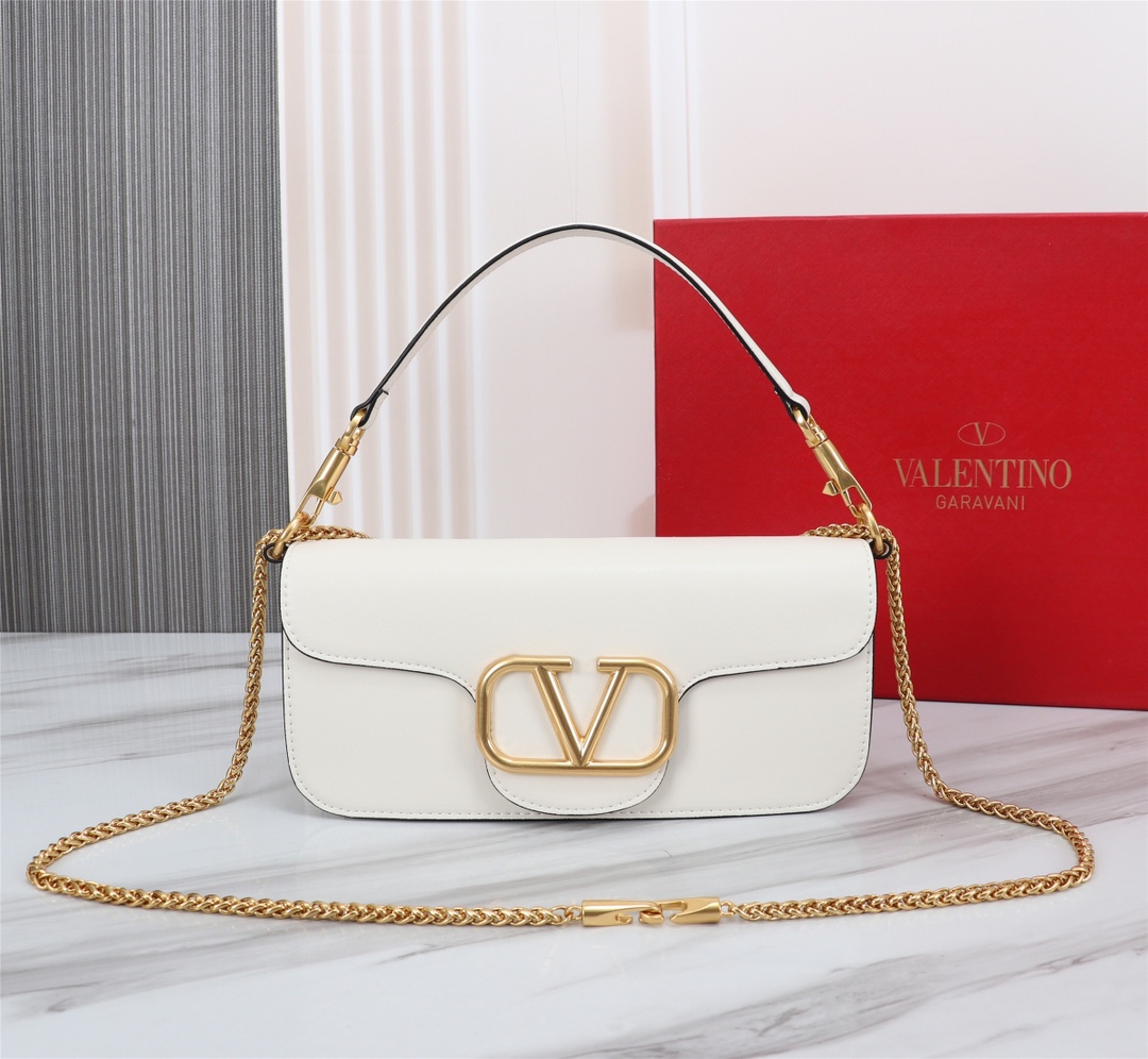 全新valent**** Garavani #Loco 手袋，为你点亮新年造型灵感。·金属链条和细腻皮革