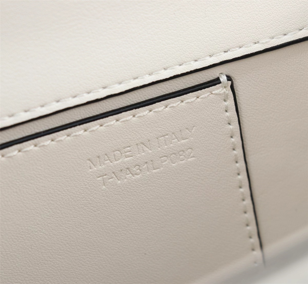 全新valent**** Garavani #Loco 手袋，为你点亮新年造型灵感。·金属链条和细腻皮革