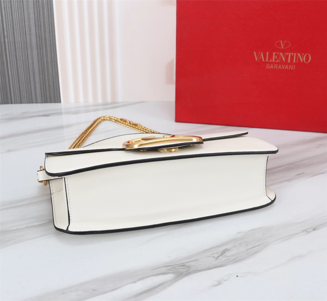 全新valent**** Garavani #Loco 手袋，为你点亮新年造型灵感。·金属链条和细腻皮革