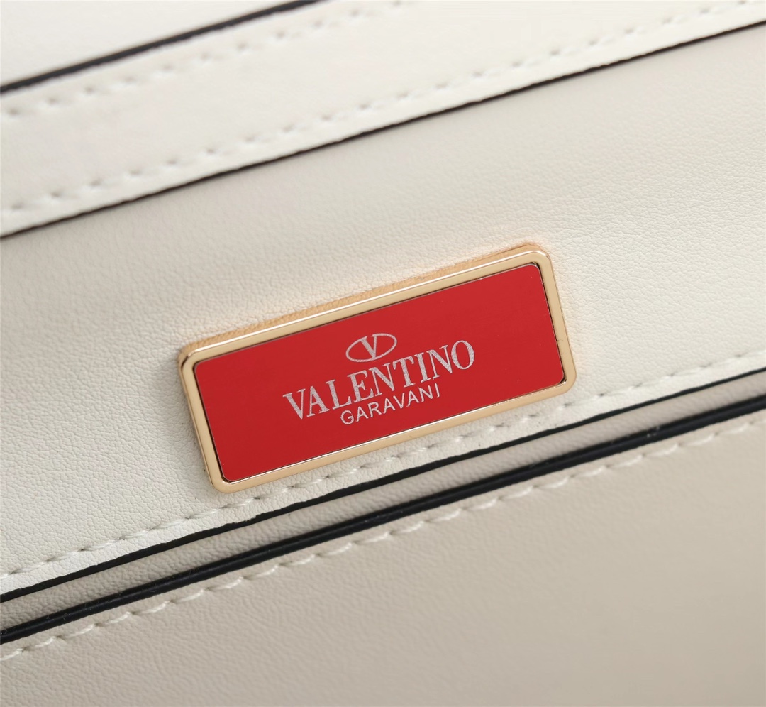 全新valent**** Garavani #Loco 手袋，为你点亮新年造型灵感。·金属链条和细腻皮革