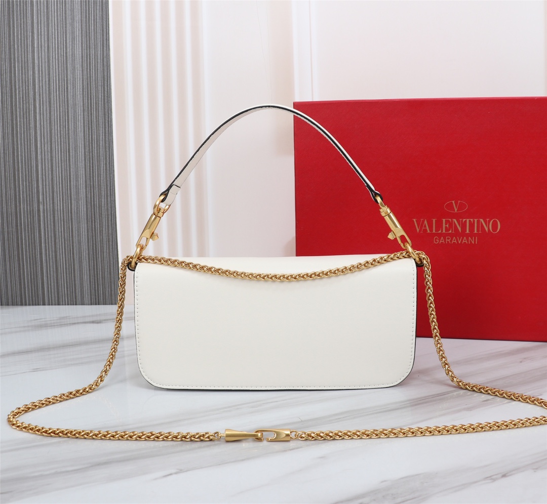 全新valent**** Garavani #Loco 手袋，为你点亮新年造型灵感。·金属链条和细腻皮革