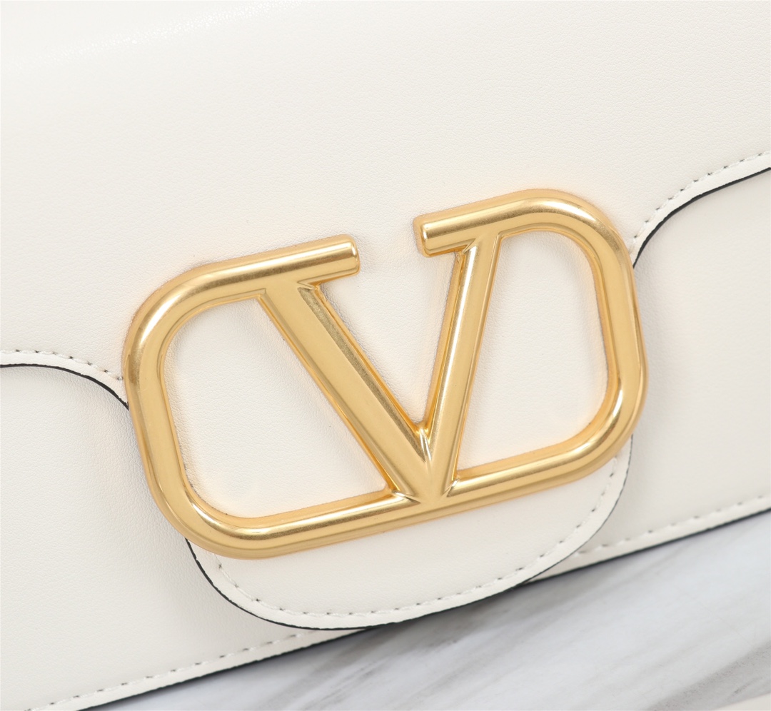 全新valent**** Garavani #Loco 手袋，为你点亮新年造型灵感。·金属链条和细腻皮革