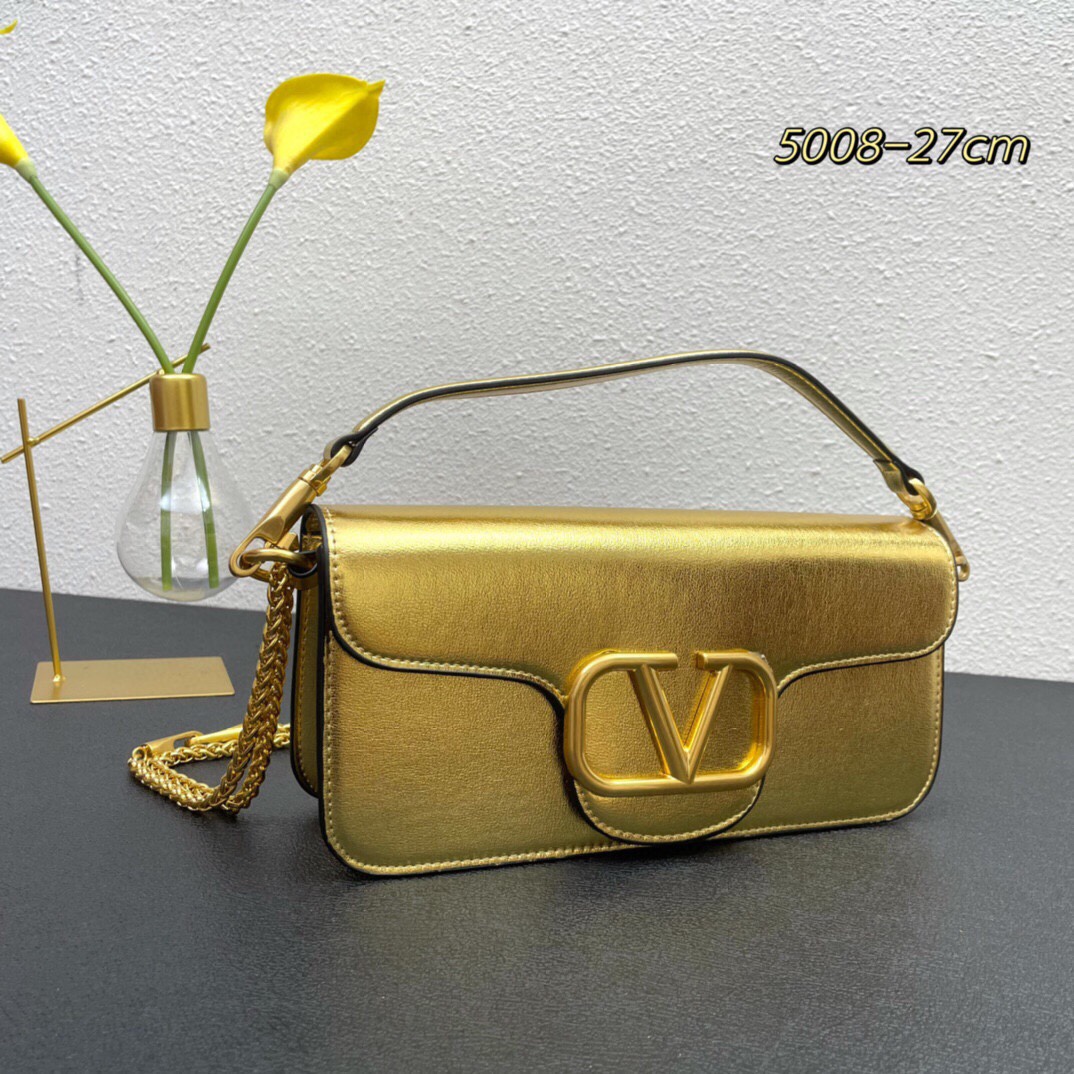 全新valent**** Garavani #Loco 手袋，为你点亮新年造型灵感。·金属链条和细腻皮革