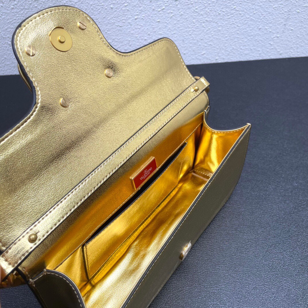 全新valent**** Garavani #Loco 手袋，为你点亮新年造型灵感。·金属链条和细腻皮革