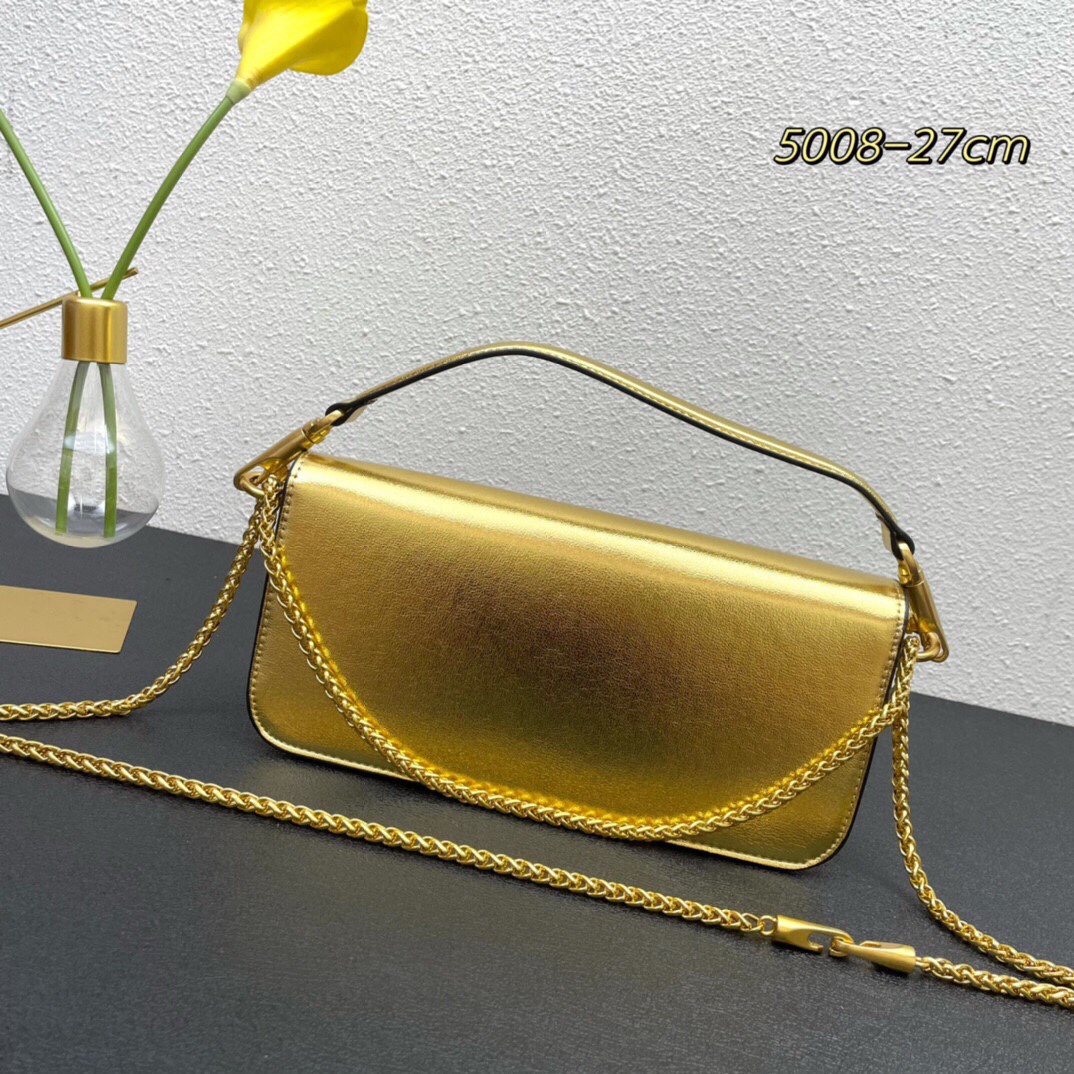 全新valent**** Garavani #Loco 手袋，为你点亮新年造型灵感。·金属链条和细腻皮革