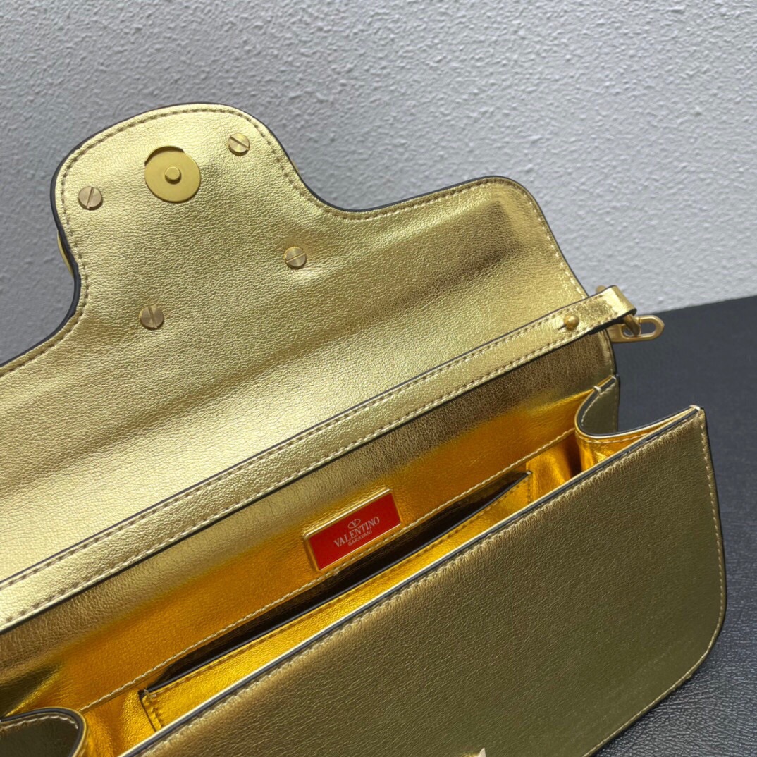 全新valent**** Garavani #Loco 手袋，为你点亮新年造型灵感。·金属链条和细腻皮革