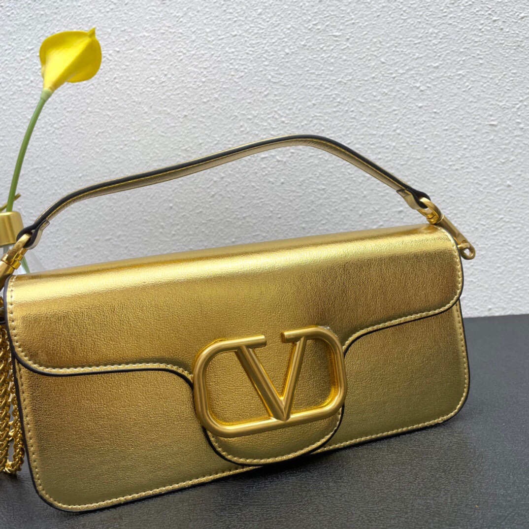 全新valent**** Garavani #Loco 手袋，为你点亮新年造型灵感。·金属链条和细腻皮革