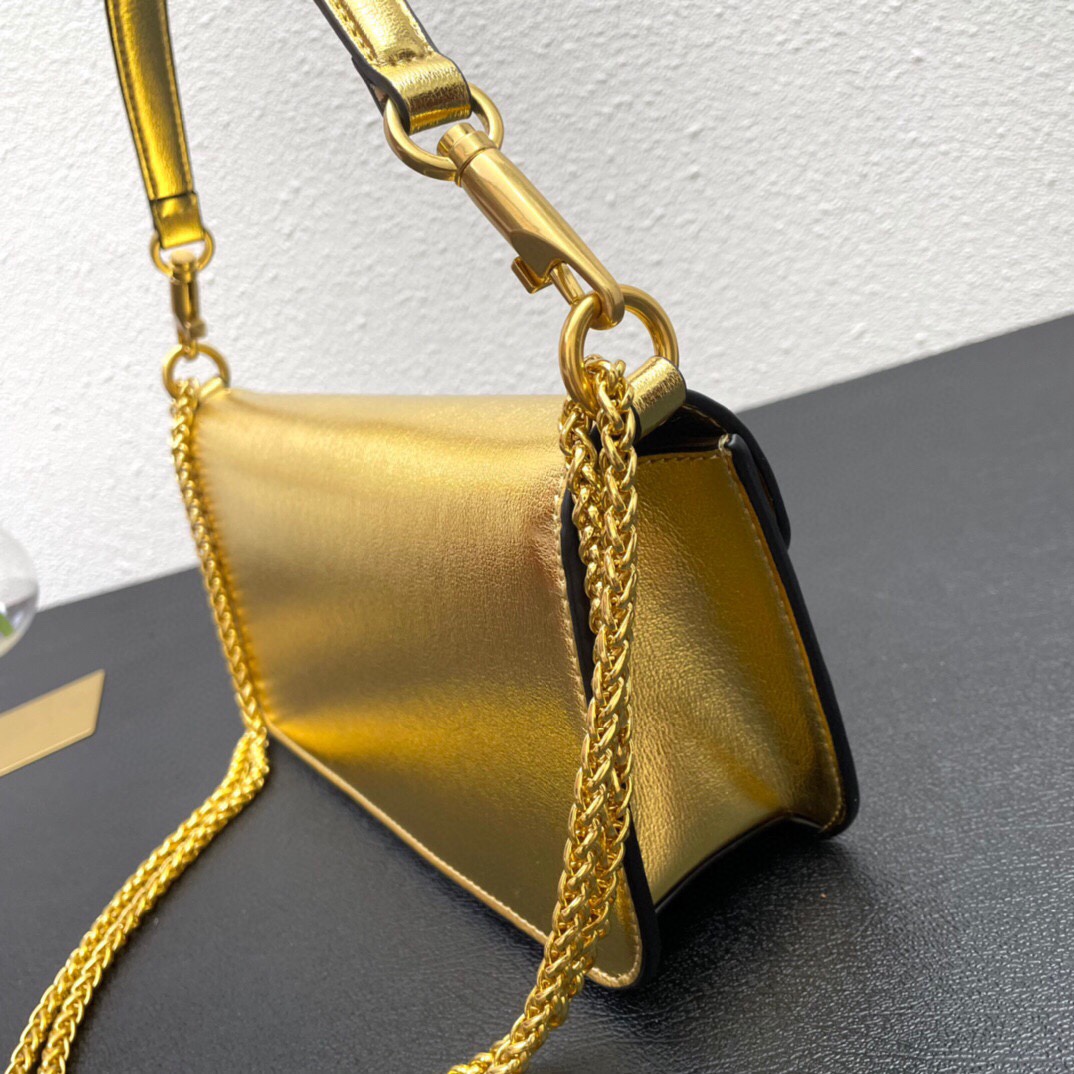 全新valent**** Garavani #Loco 手袋，为你点亮新年造型灵感。·金属链条和细腻皮革