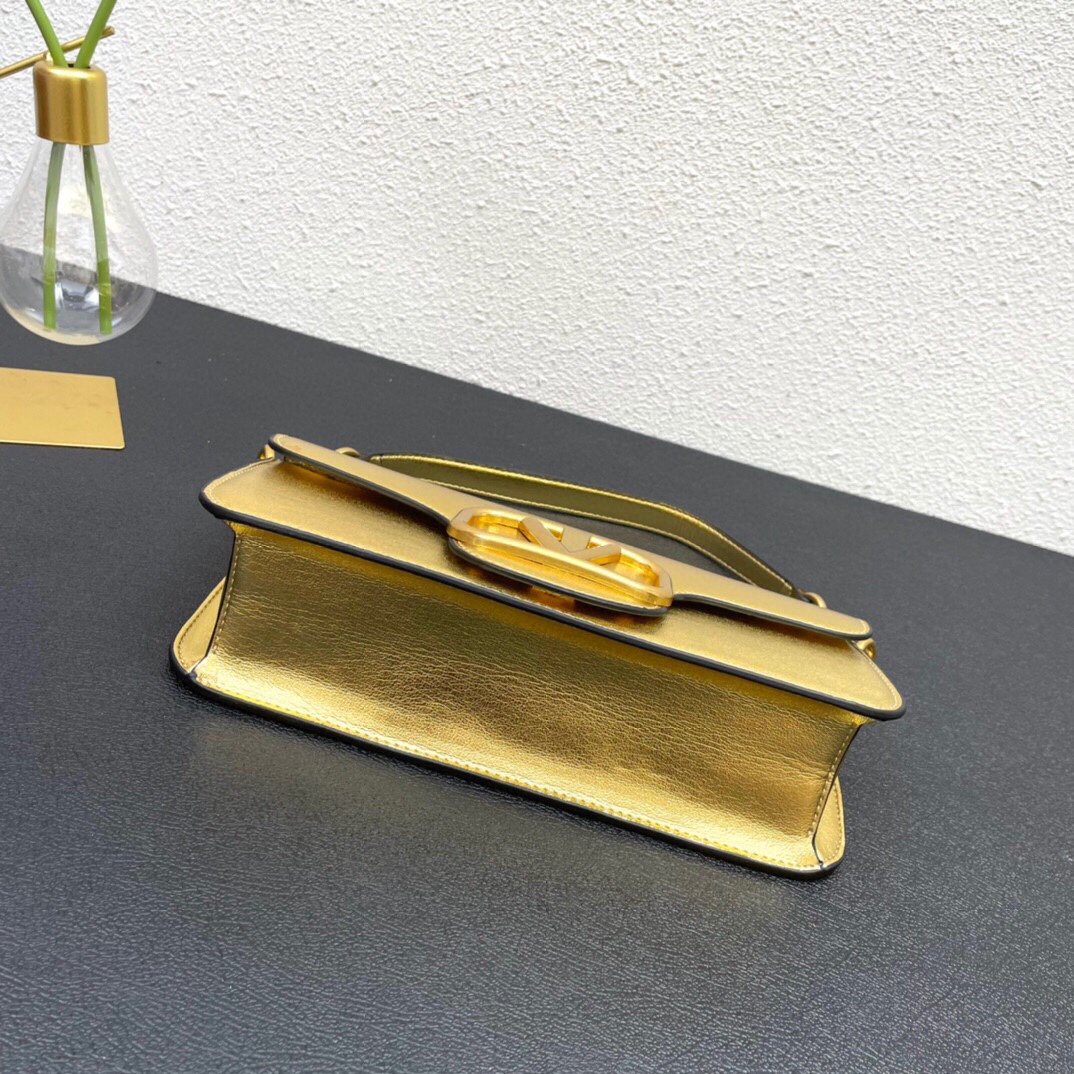 全新valent**** Garavani #Loco 手袋，为你点亮新年造型灵感。·金属链条和细腻皮革