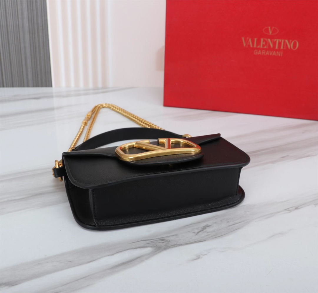 小号Garavani MINI LOCÒ小牛皮手袋，金属VLogo Signature细节- 配可拆卸提