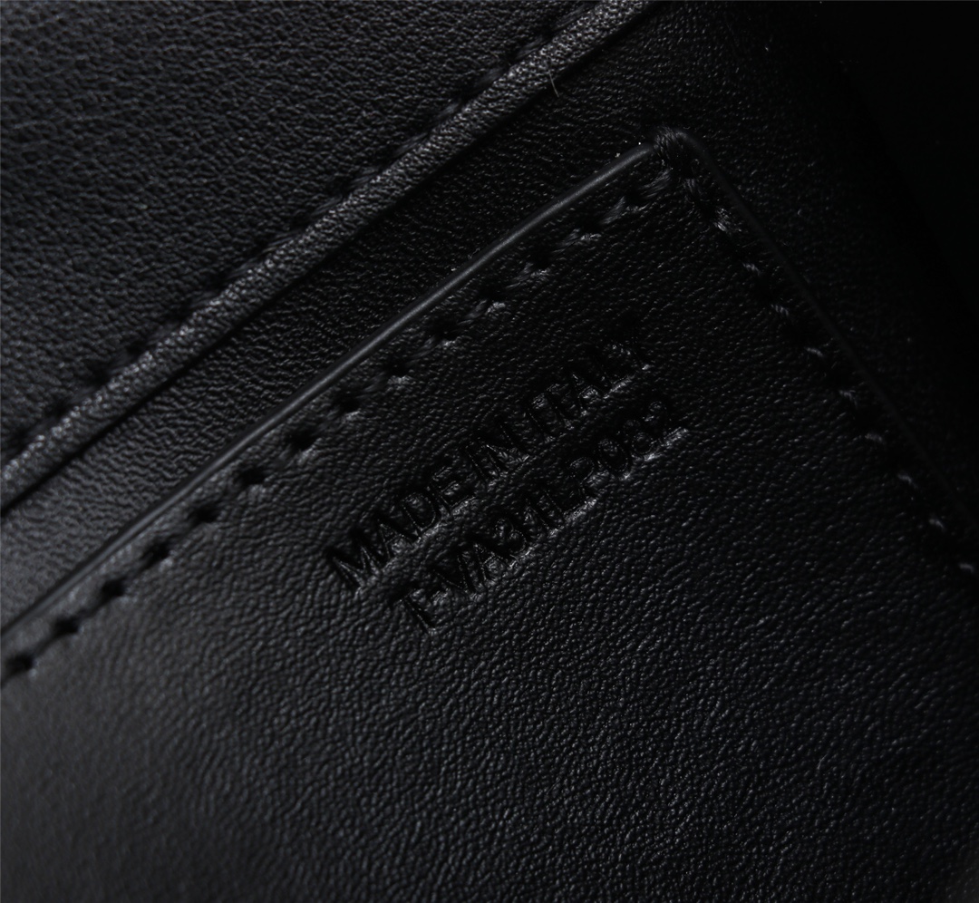 小号Garavani MINI LOCÒ小牛皮手袋，金属VLogo Signature细节- 配可拆卸提