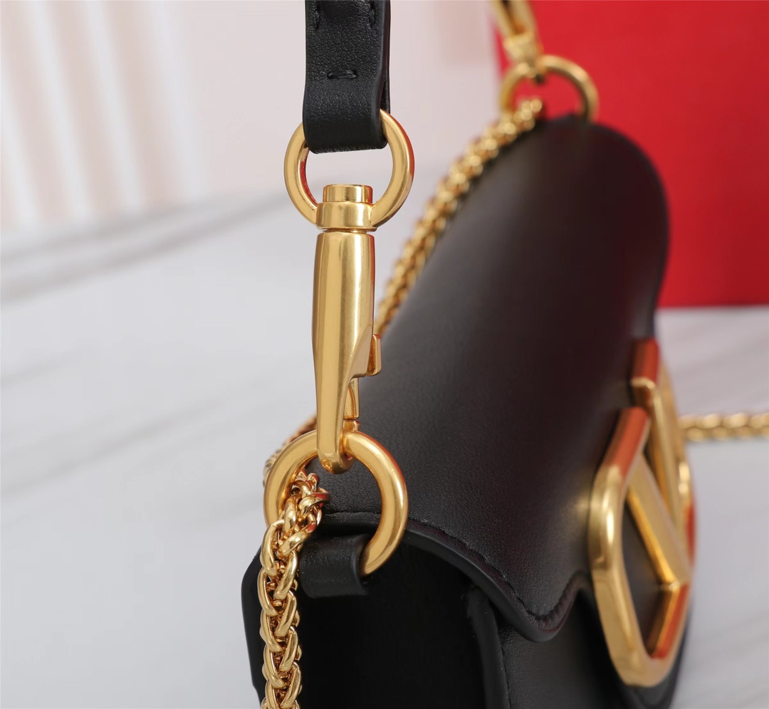 小号Garavani MINI LOCÒ小牛皮手袋，金属VLogo Signature细节- 配可拆卸提