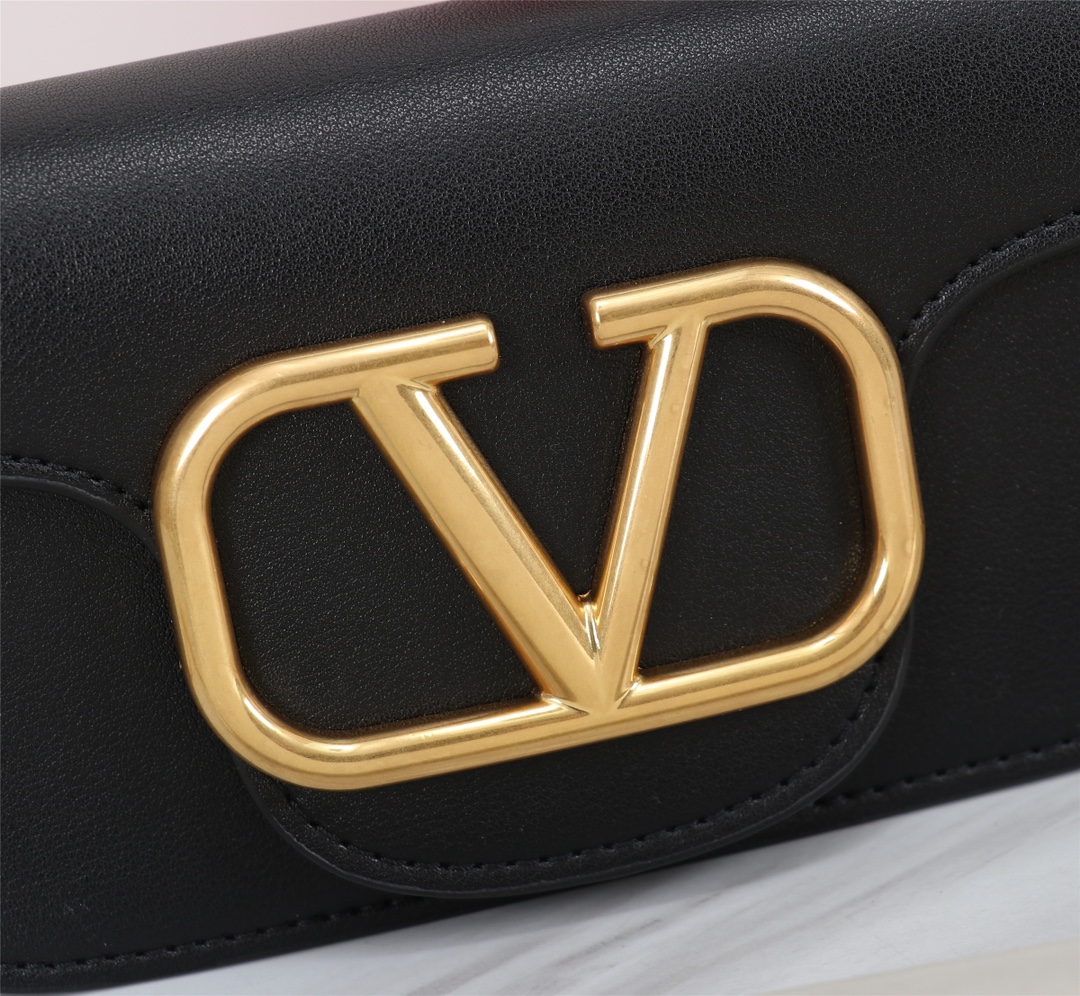 小号Garavani MINI LOCÒ小牛皮手袋，金属VLogo Signature细节- 配可拆卸提