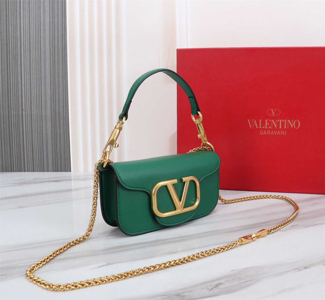 小号Garavani MINI LOCÒ小牛皮手袋，金属VLogo Signature细节- 配可拆卸提