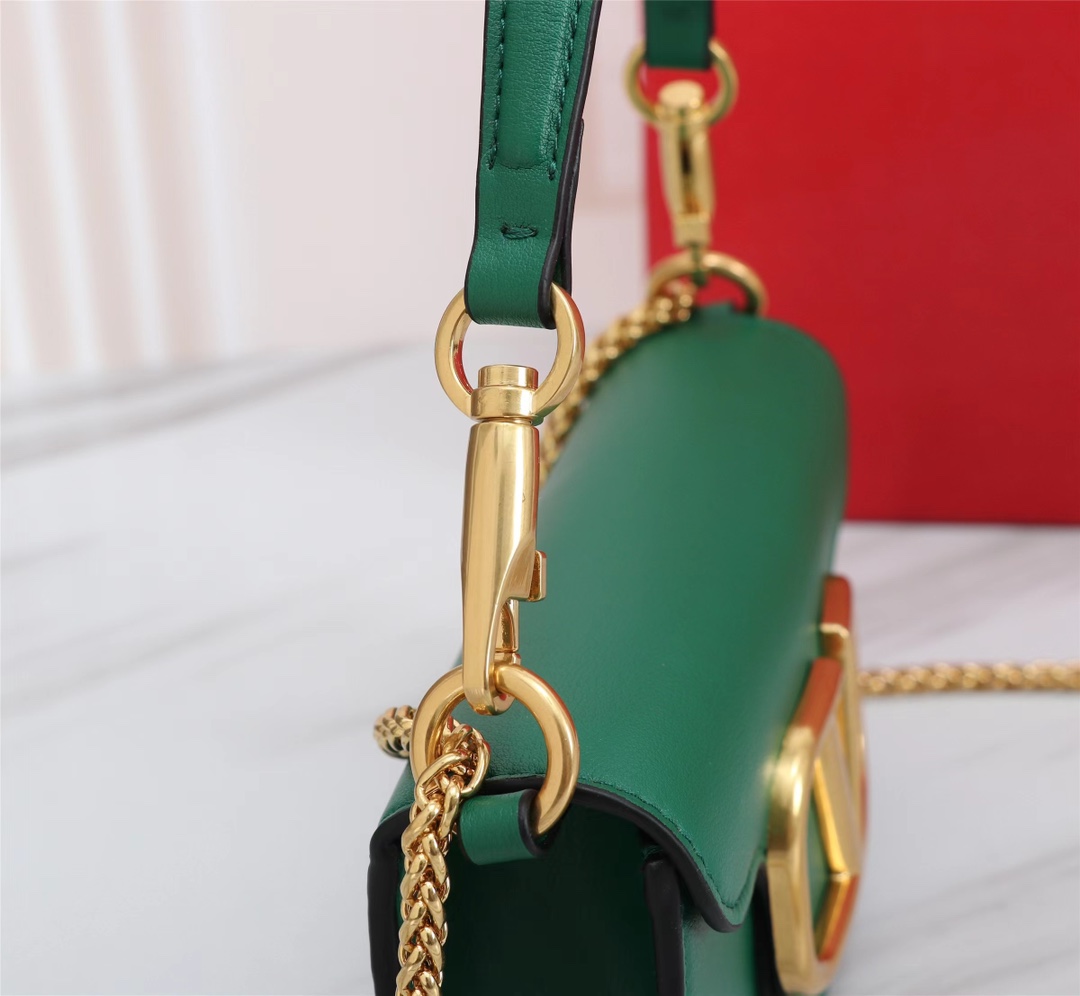 小号Garavani MINI LOCÒ小牛皮手袋，金属VLogo Signature细节- 配可拆卸提