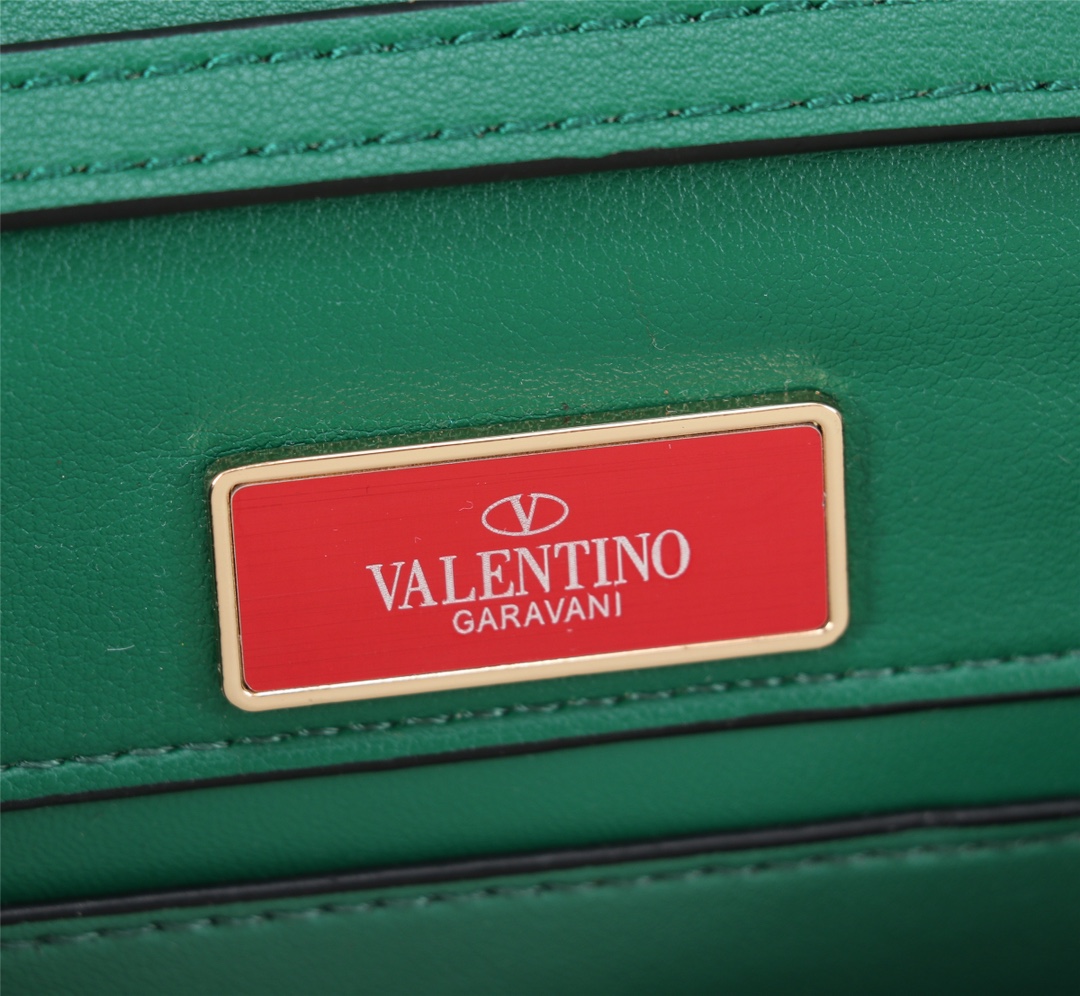 小号Garavani MINI LOCÒ小牛皮手袋，金属VLogo Signature细节- 配可拆卸提