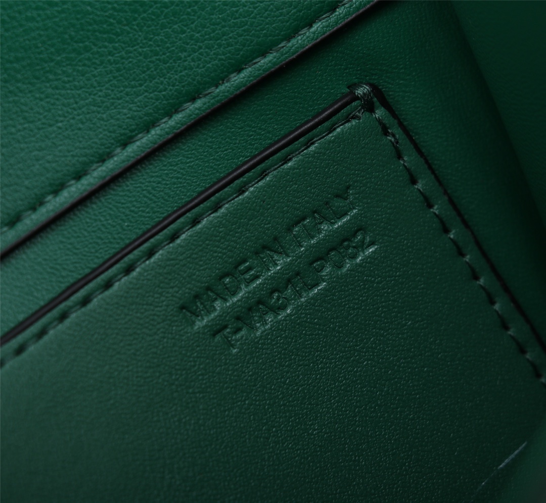 小号Garavani MINI LOCÒ小牛皮手袋，金属VLogo Signature细节- 配可拆卸提