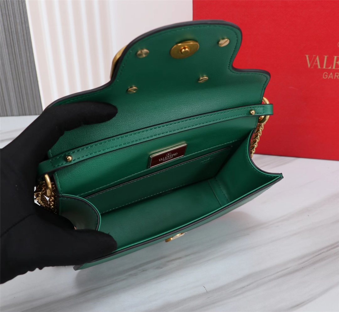 小号Garavani MINI LOCÒ小牛皮手袋，金属VLogo Signature细节- 配可拆卸提