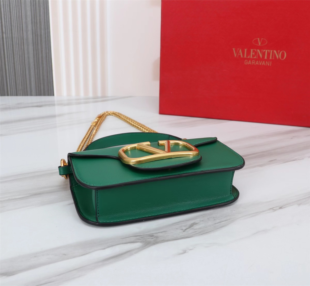 小号Garavani MINI LOCÒ小牛皮手袋，金属VLogo Signature细节- 配可拆卸提