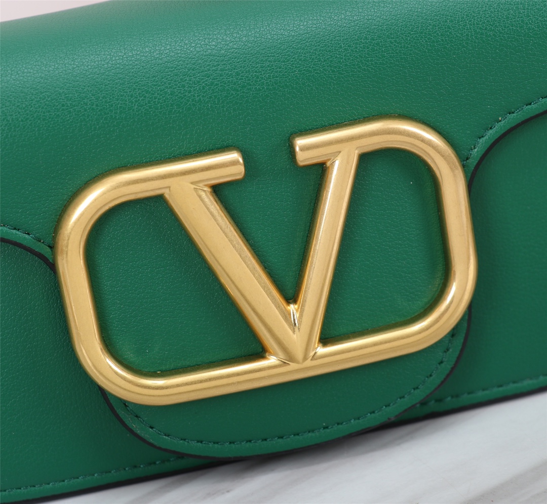 小号Garavani MINI LOCÒ小牛皮手袋，金属VLogo Signature细节- 配可拆卸提