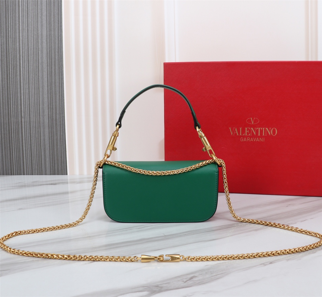 小号Garavani MINI LOCÒ小牛皮手袋，金属VLogo Signature细节- 配可拆卸提