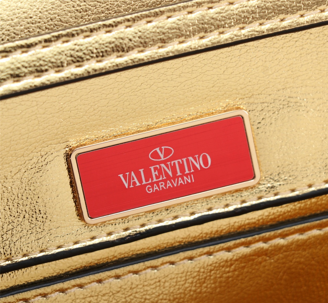 小号Garavani MINI LOCÒ小牛皮手袋，金属VLogo Signature细节- 配可拆卸提