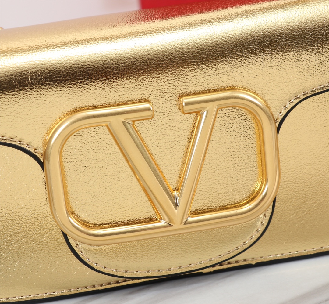 小号Garavani MINI LOCÒ小牛皮手袋，金属VLogo Signature细节- 配可拆卸提