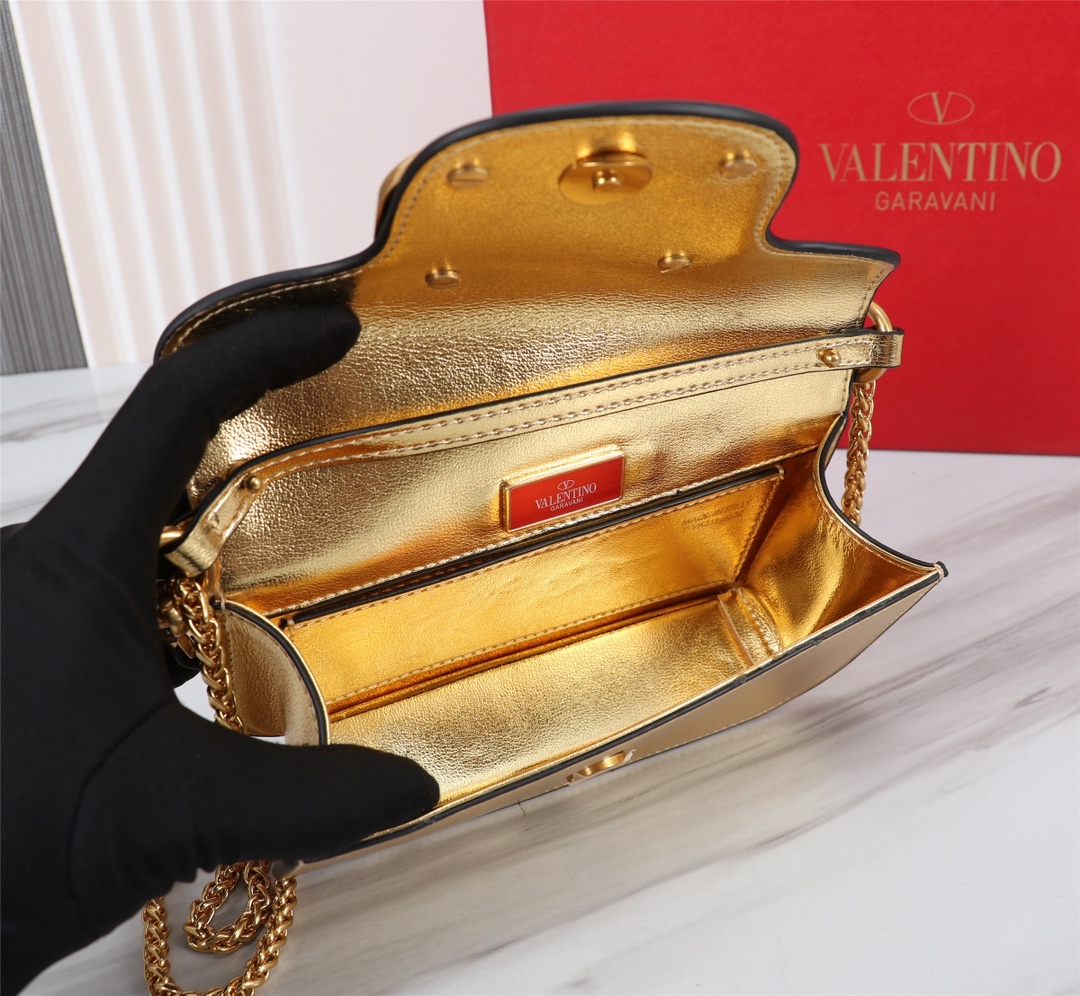 小号Garavani MINI LOCÒ小牛皮手袋，金属VLogo Signature细节- 配可拆卸提