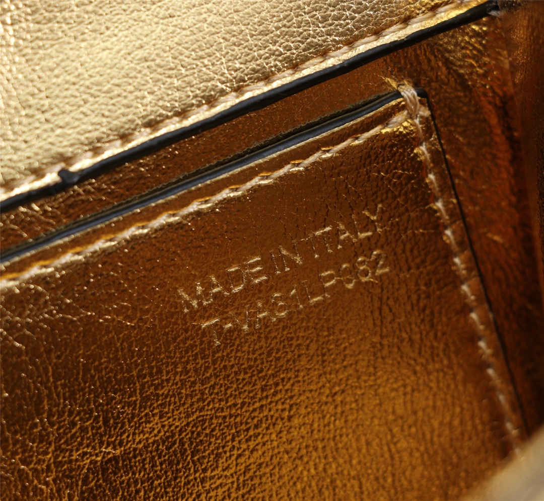 小号Garavani MINI LOCÒ小牛皮手袋，金属VLogo Signature细节- 配可拆卸提