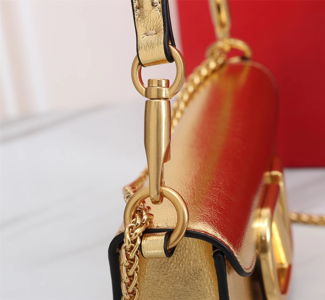 小号Garavani MINI LOCÒ小牛皮手袋，金属VLogo Signature细节- 配可拆卸提