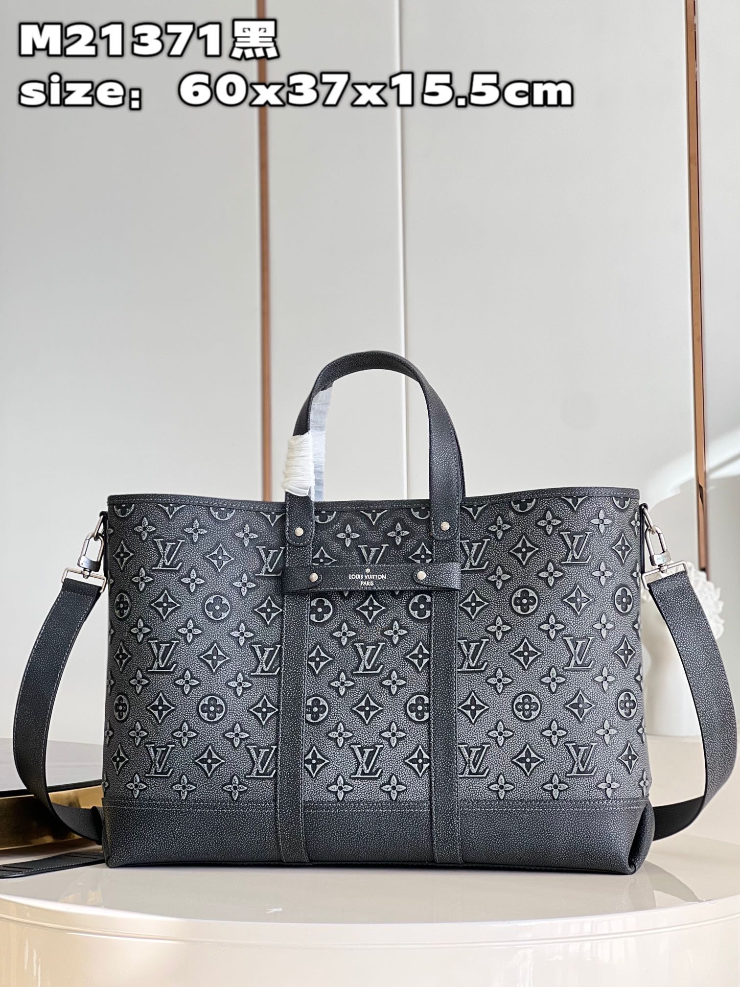 NO:399617,[Exclusive real photo M21371 black] This Tote Journey handbag is made of cowhide leather, cowhide leather shaped multi-inner bag design, top handle and removable shoulder strap to achieve multiple carrying options, fitting the rhythm of contemporary urban life. size60x37x15.5cm Z.1150 [Warm reminder This model does not match the packaging], LV [original leather], louis vuitton, cowhide19860909【独家实拍 M21371黑】本款 Tote Journey手提包取材牛皮革,牛皮革塑造多内袋设计,顶部手柄和可拆卸肩带实现多种背携选择,契合当代都市生活节奏.size60x37x15.5cm Z.1150【温馨提示 此款不配包装】,LV【原厂皮】,louis vuitton,cowhide,Bag