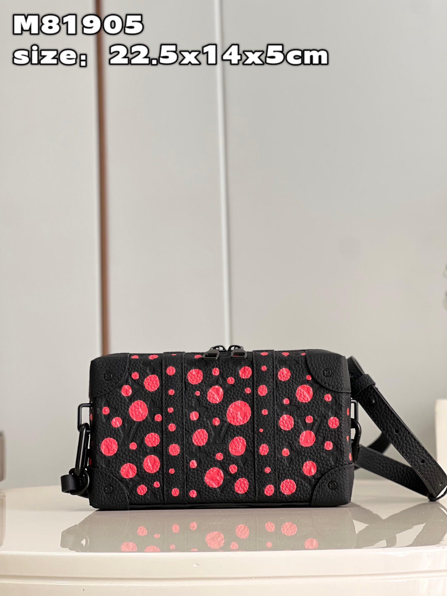 NO:399626,【Exclusive real shot M81905】 Louis Vuitton and the highly respected Japanese artist Yayoi Kusama have launched a collaboration series again to commemorate the precious friendship that lasted for ten years. LV x YK Soft Trunk mini handbags are made of Taurillon Monogram leather, which depicts the iconic polka dot prints of Yayoi Kusama in Octavia's tone, paying high respect to contemporary art and boxing heritage. size22.5x14x5cm Z.750,LV [original leather],louis vuitton,louis vuitton19860909【独家实拍 M81905】路易威登与备受尊崇的日本艺术家草间弥生再度推出合作系列,纪念双方持续十年的珍贵友谊.LV x YK Soft Trunk 迷你手袋取材 Taurillon Monogram 皮革,以明锐色调描绘草间弥生笔下标志性的波点印花,向当代艺术和制箱传承致以崇高敬意. size22.5x14x5cm Z.750,LV【原厂皮】,louis vuitton,louis vuitton,Bag