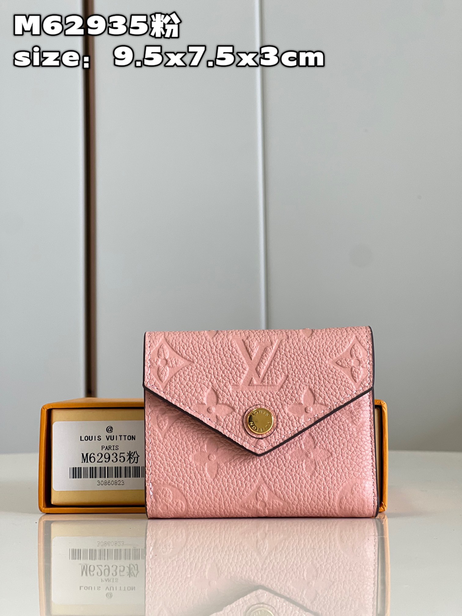 NO:399621,【Exclusive real shot M62935 powder】Zoe short wallet made of soft Monogram Empreinte grain leather, decorated with classic Louis Vuitton Monogram embossed. It can be easily included in small bags or clutch bags, but it is enough to store coins, banknotes and credit cards. It is a delicate and mini accessories.size9.5x7.5x3cm NS.,LV【Original Leather】,louis vuitton,louis vuitton,handbag19860909【独家实拍 M62935粉】由柔软的 Monogram Empreinte 粒面皮革裁制而成的 Zoe 短款钱夹,饰有经典的路易威登 Monogram 压纹.可轻松收入小号包袋或手拿包,但足以存放硬币、纸钞与信用卡,乃精巧迷你的随身配饰.size9.5x7.5x3cm NS.,LV【原厂皮】,louis vuitton,louis vuitton,handbag,Bag