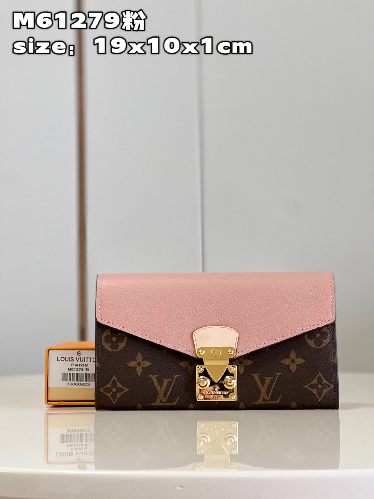 NO:399633,[Exclusive real-life M61279 powder] This versatile Pallas wallet is designed with extremely exquisite features, fashionable and practical. The vivid colors of Monogram canvas and the iconic S-shaped lock not only ensure the security of the wallet, but also makes it express the exquisite and elegant beauty. The wallet has considerable internal capacity and can easily accommodate coins, bills, credit cards and banknotes! Size 19x10 Cm.NS., LV [original leather], louis vuitton19860909【独家实拍M61279粉】此款功能多样的 Pallas 钱夹设计极为精妙,时尚感十足又颇具实用性.色彩鲜活的 Monogram 帆布和标志性的 S 形锁既保证了钱夹的安全性,又令其流露精致典雅之美. 钱夹内部容量可观,可轻松容纳硬币、票据、信用卡及纸币等物!尺寸19x10 Cm.NS.,LV【原厂皮】,louis vuitton,Bag