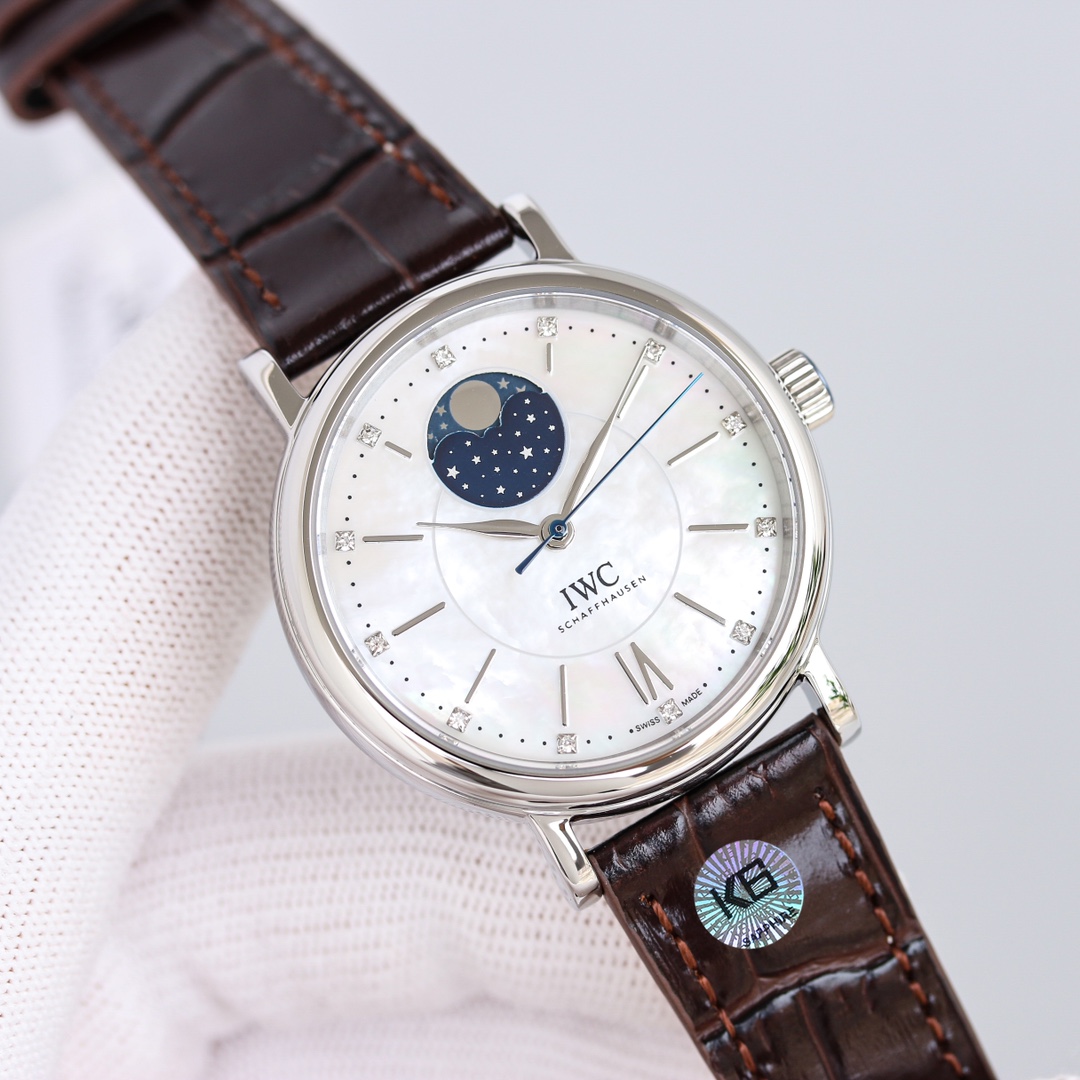 NO:143075,The highest version of the market IWC Bertofino Moon Phase Automatic Watch Women's 37MM Watch!  In terms of details, 1 exclusively and hugely customized Wanguo Cal.35800 real moon phase function movement. The movement's moon phase is a circle every month. The 2-character side can quickly adjust the moon phase, achieving the same function as the genuine product!  The 2316L stainless steel case is set with pure and flawless diamonds, which has shown the noble identity of the moon phase model. The simple scale, 12 flawless small diamonds and hands are still the usual temperament of Bottofino - elegant without losing its ability. 3 With the blessing of the customized movement, the size is 37MM and the thickness is only 10.8mm, and the double-big convex sapphire electric blue light glass mirror!  The 4316L strap is made of imported calf leather and is completed through top-level hand sewing technology. The belt is available in five colors (dark, red, red, national red, green, and dark blue). It finds the most comfortable self. The buckle is forged by steel material and the structure is in the form of a pin buckle. The fully imported stainless steel buckle has a certain curve and is engraved clearly. The top replica, iwc, cowhide19860909市场最高版本 万国IWC柏涛菲诺月相自动腕表女士37MM腕表！ 细节方面 1独家巨资订制万国Cal.35800真月相功能机芯,机芯月相是一个月走一圈,2字位侧按制可快调月相,实现了和正品一样的功能！ 2316L精钢表壳镶嵌纯净无暇钻石,已经显现出月相款的尊贵身份,简约的刻度,12颗无暇小美钻与指针,依旧是柏涛菲诺一贯的气质--优雅而不失干练. 3在订制机芯的加持下,尺寸做到和原装一致37MM,厚度仅10.8毫米,双卜凸状蓝宝石电蓝光玻璃镜面！ 4316L表带采用进口小牛皮材质制作、经过顶级的手工缝制工艺完成,皮带共有五个色可选（暗黑.赤棕.国红.青绿.深蓝）找到最舒适的自己.表扣采用精钢材质锻造、结构为针扣的形式.全进口精钢表扣,有一定的弧度,刻字清晰.,顶级复刻,iwc,cowhide,Watch