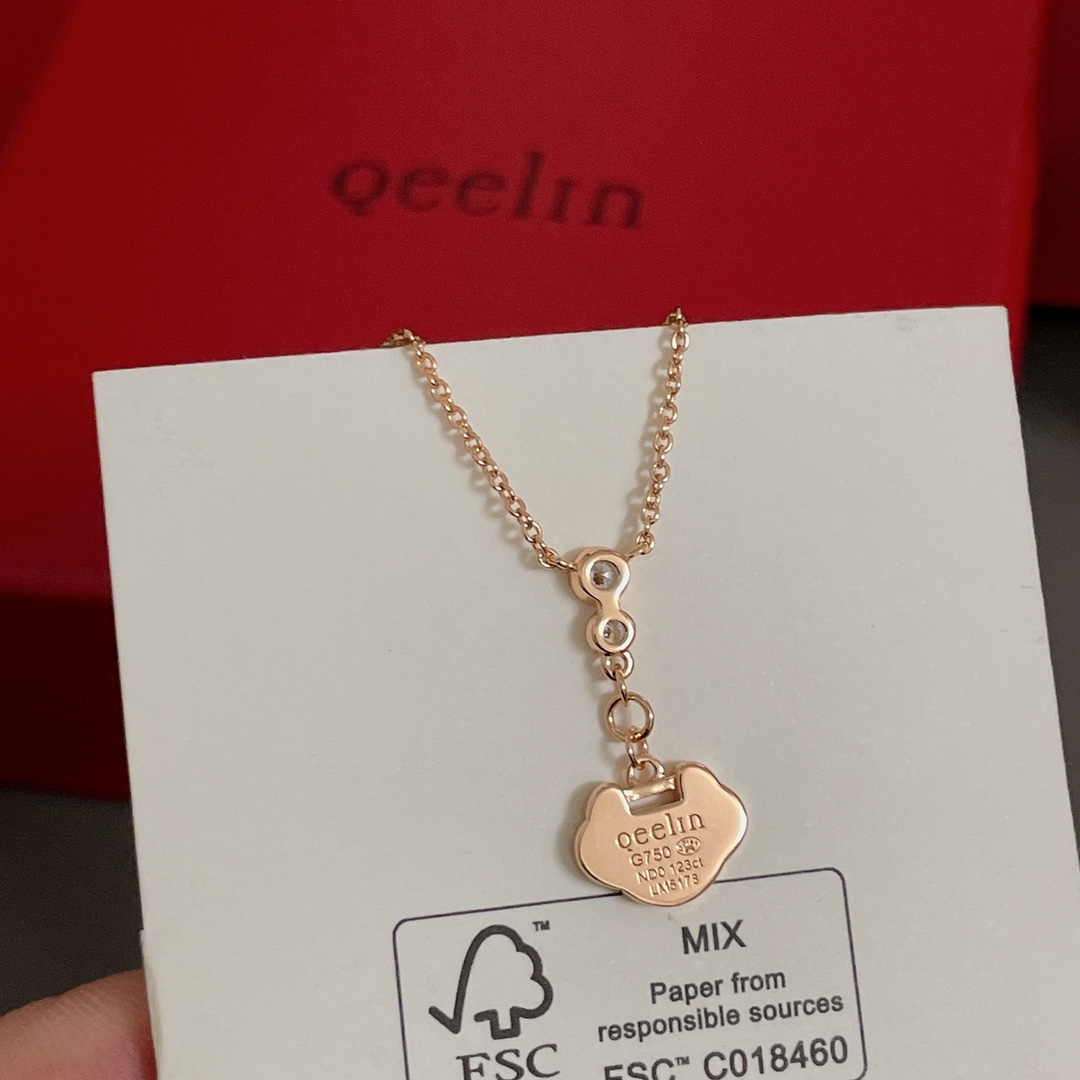 【【新年红系列-Q两钻吊如意项链】Z 13700，购入珠宝类Z开发的，可订做真金真钻版，只做对版真金货！