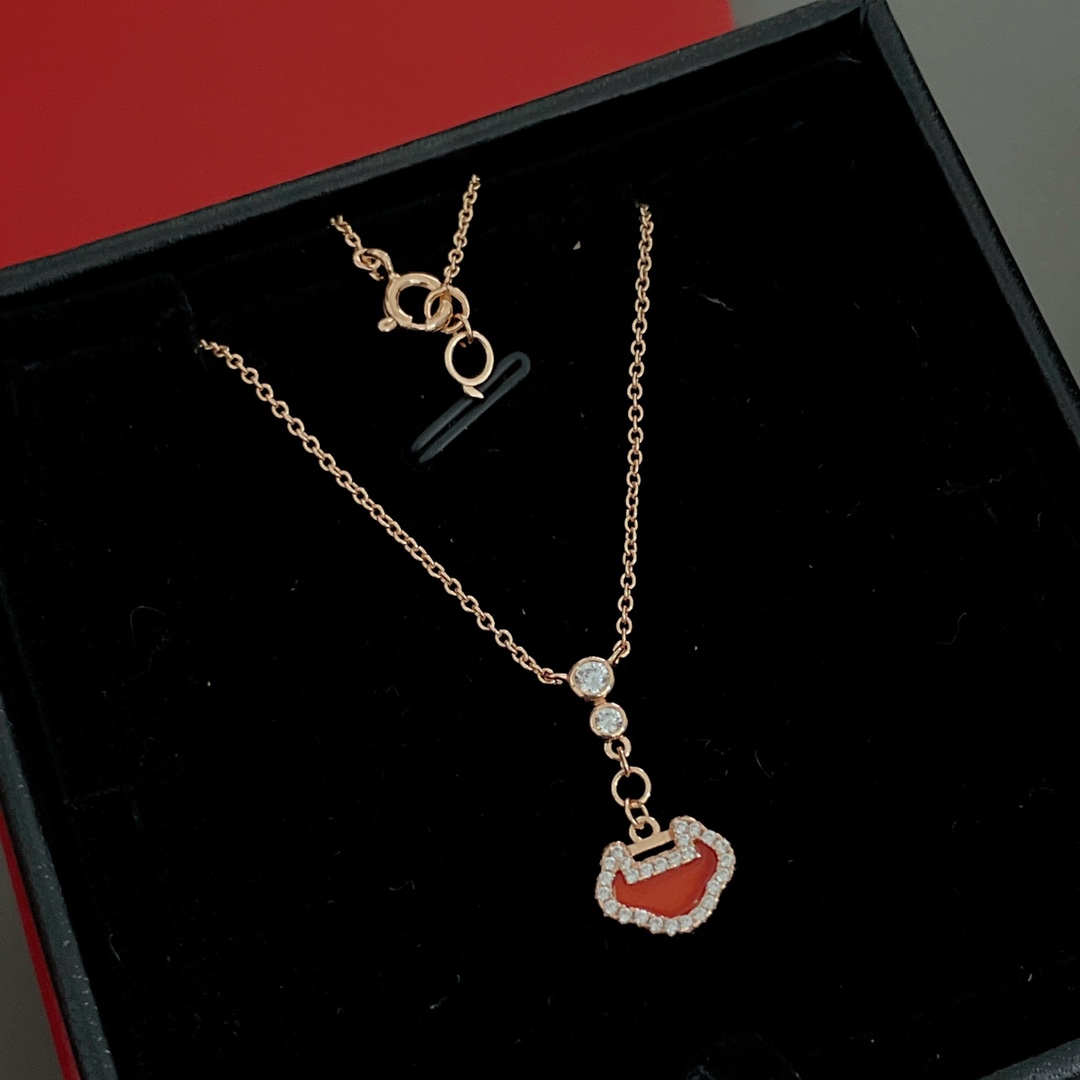 【【新年红系列-Q两钻吊如意项链】Z 13700，购入珠宝类Z开发的，可订做真金真钻版，只做对版真金货！