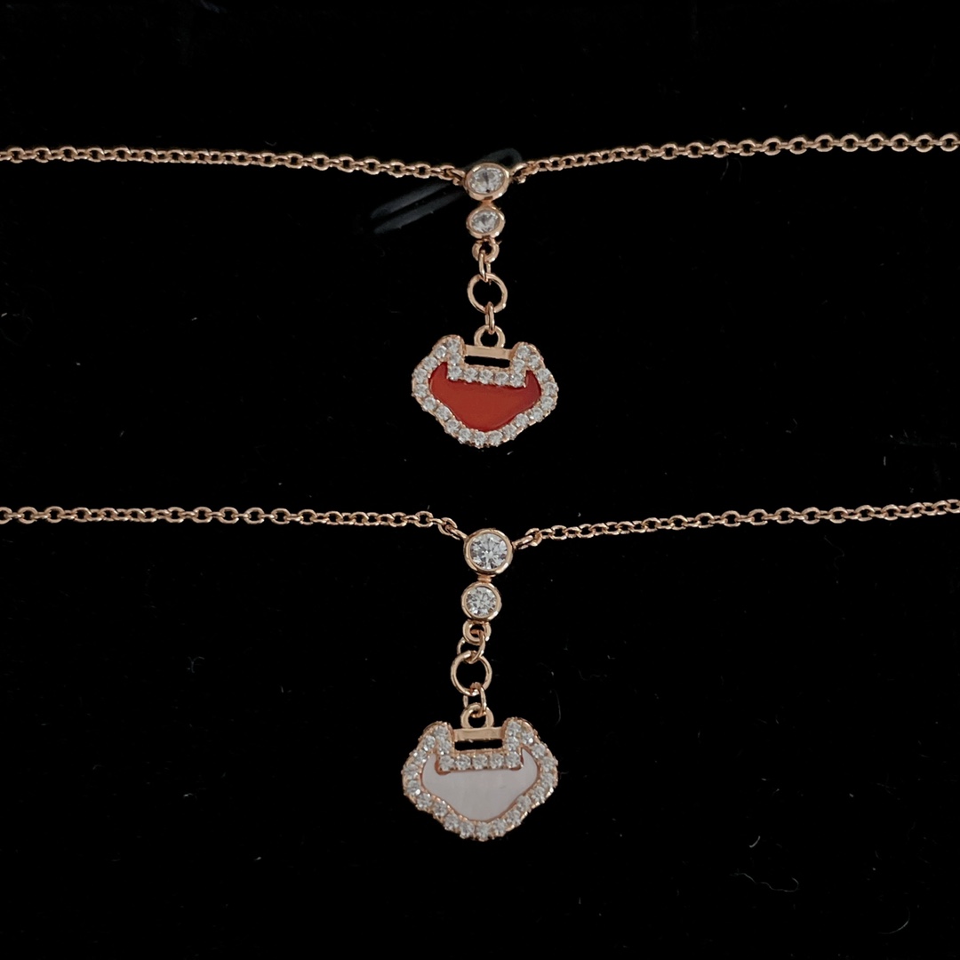 【【新年红系列-Q两钻吊如意项链】Z 13700，购入珠宝类Z开发的，可订做真金真钻版，只做对版真金货！