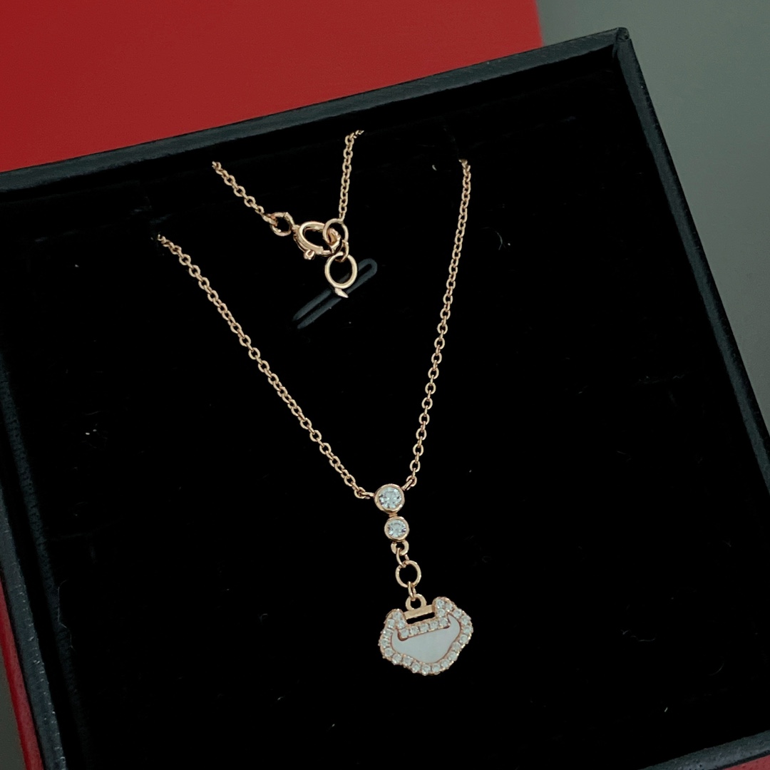 【【新年红系列-Q两钻吊如意项链】Z 13700，购入珠宝类Z开发的，可订做真金真钻版，只做对版真金货！