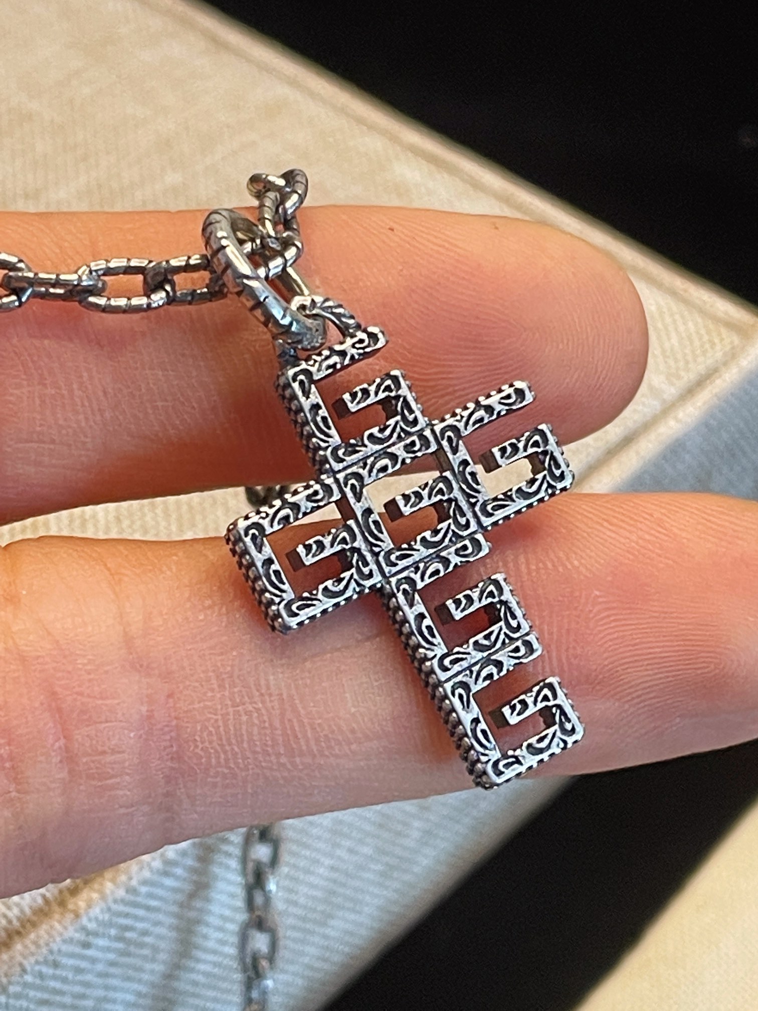 NO:107958,Gucc* engraved pattern hollow interlocking double G cross necklace retro old craftsmanship, jewelry boutique, gucci, necklace19860909Gucc* 雕刻花纹镂空互扣双G十字架项链 复古做旧工艺,饰品精品,gucci,necklace,Jewelry