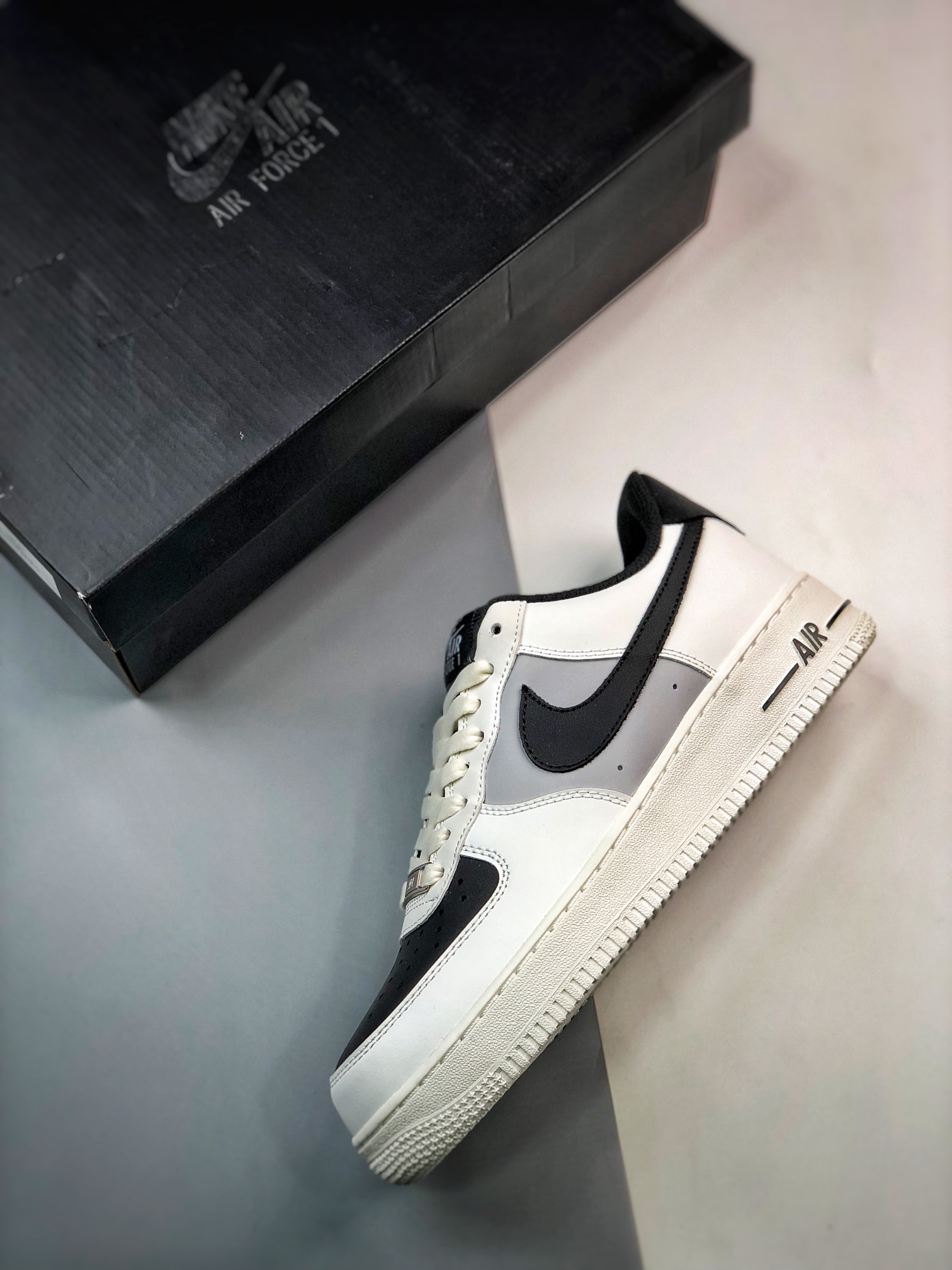 240 Air Force 1 '07 Low 白灰黑RS2696-112