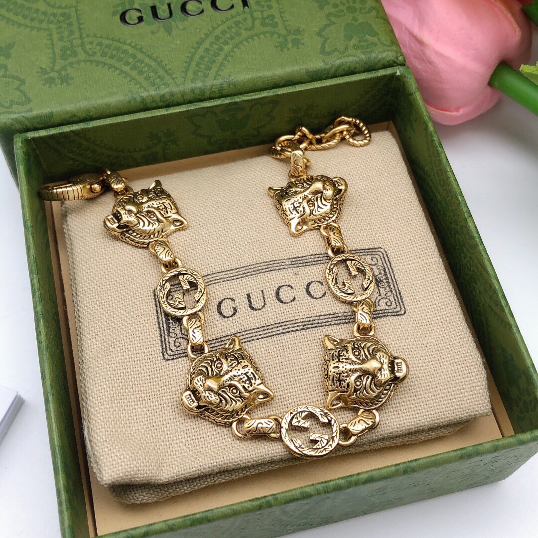 编号GSL0004
Gucci 古驰GG时尚 虎头手链 绝对是古驰的风格夸张、重装饰重色彩超级好看黄铜材