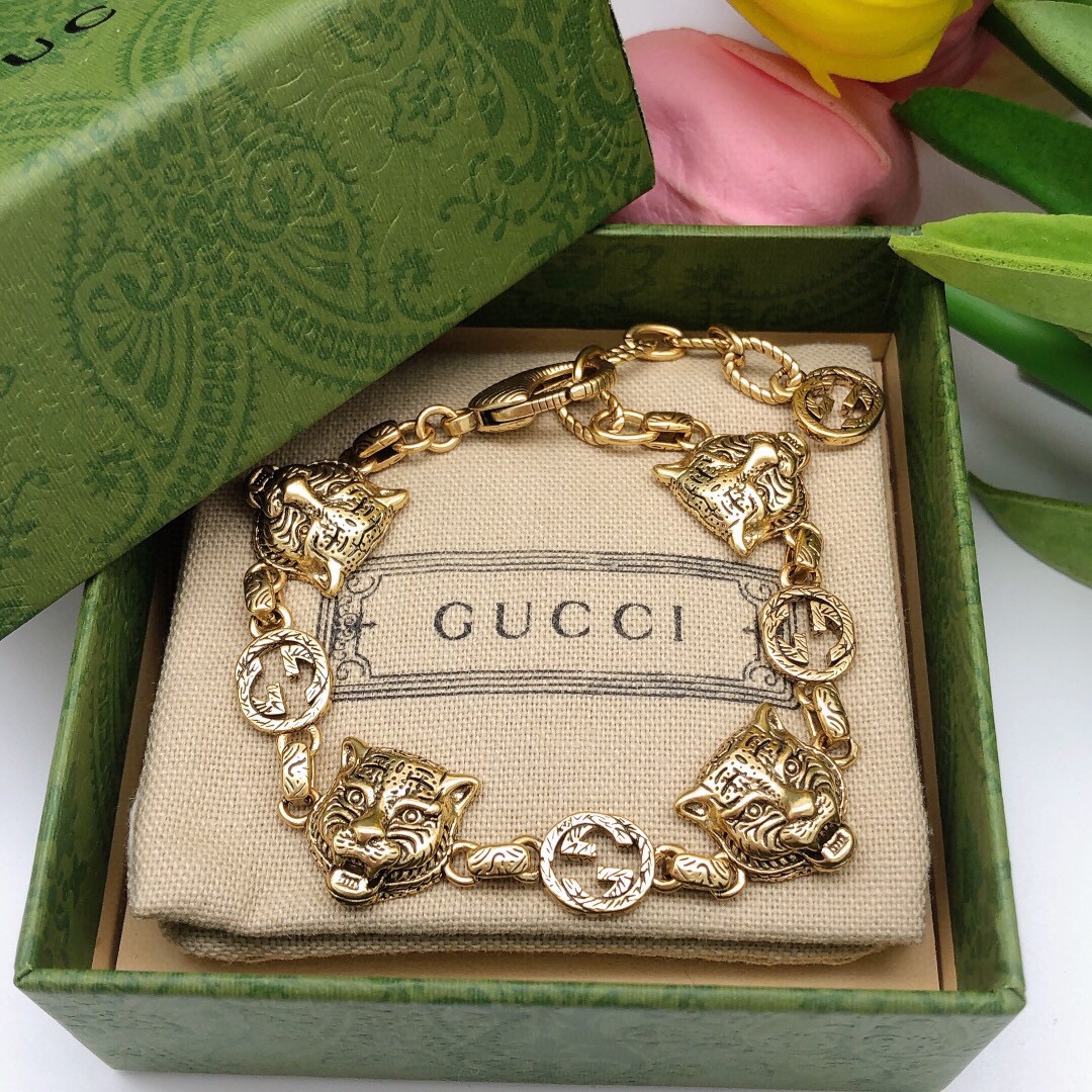 编号GSL0004
Gucci 古驰GG时尚 虎头手链 绝对是古驰的风格夸张、重装饰重色彩超级好看黄铜材