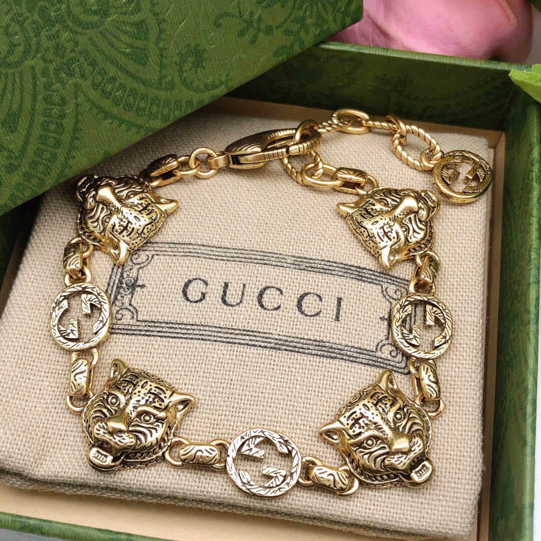 编号GSL0004
Gucci 古驰GG时尚 虎头手链 绝对是古驰的风格夸张、重装饰重色彩超级好看黄铜材