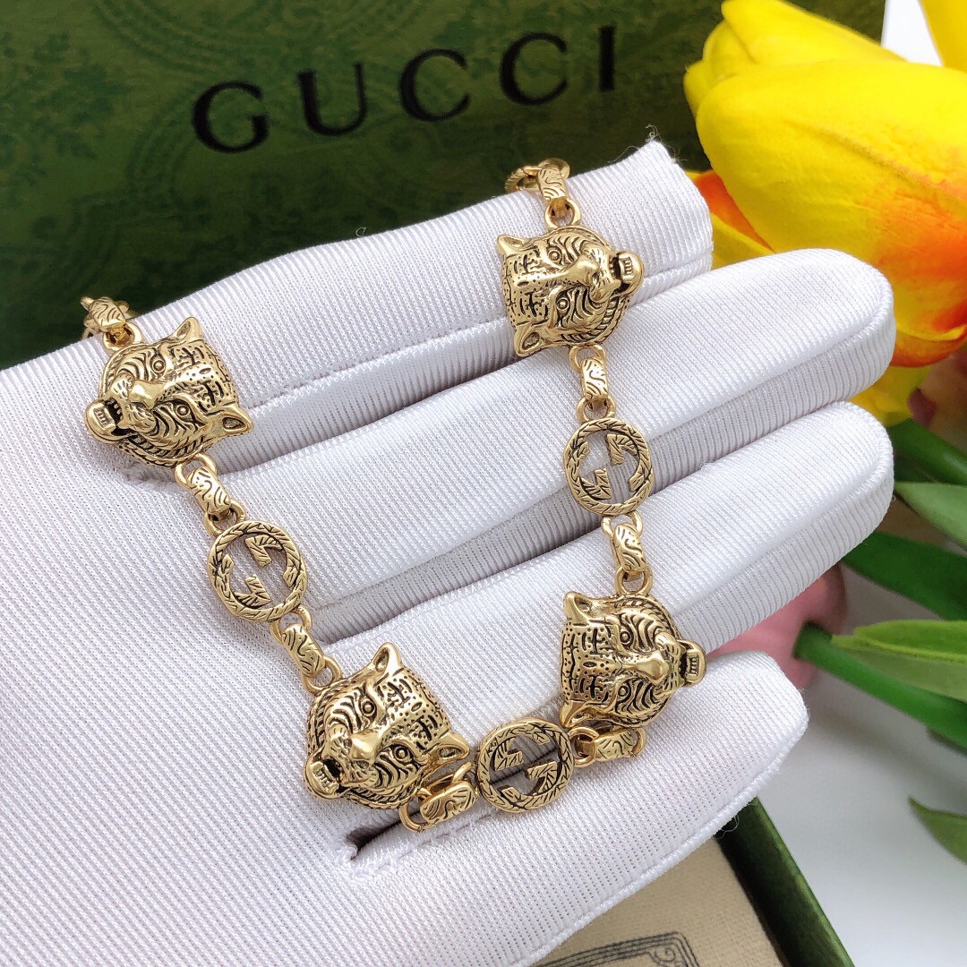 编号GSL0004
Gucci 古驰GG时尚 虎头手链 绝对是古驰的风格夸张、重装饰重色彩超级好看黄铜材