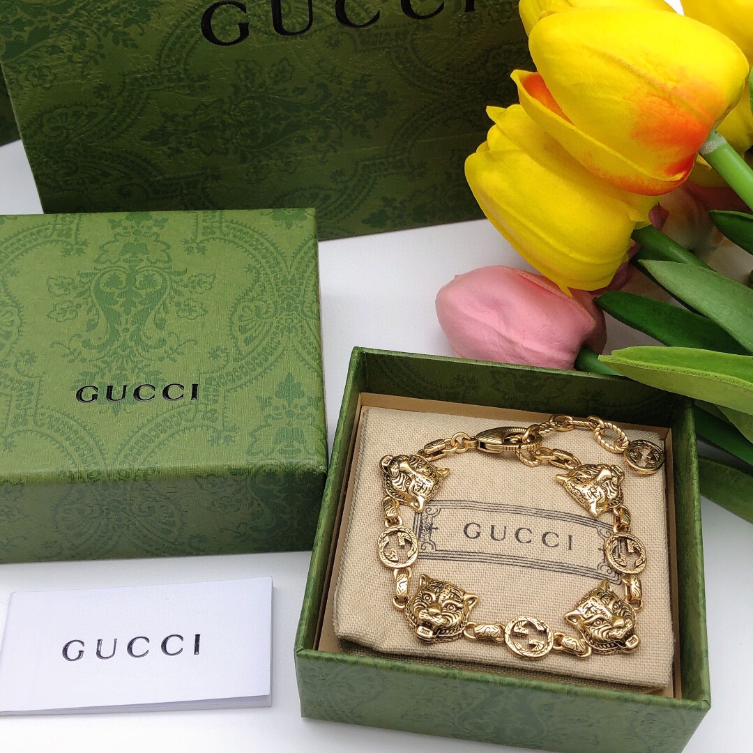 编号GSL0004
Gucci 古驰GG时尚 虎头手链 绝对是古驰的风格夸张、重装饰重色彩超级好看黄铜材